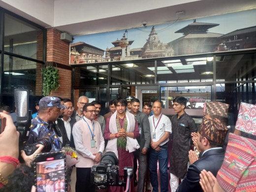  बागेश्वर सरकार काठमाडौं आइपुगे, प्रधानमन्त्री प्रचण्डलाई भेट्दै